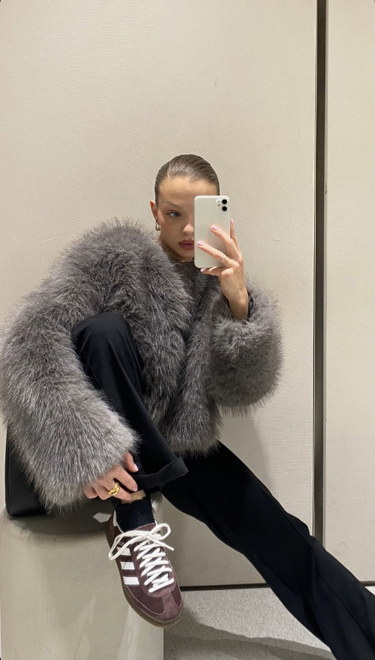 Damen Kurzjacke aus luxuriösem Hochflor‑Faux‑Fur mit kastiger Silhouette und voluminösen Ärmeln Shop Nory