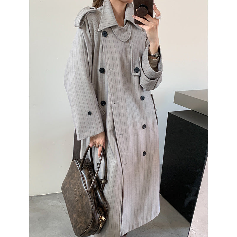 Damen Nadelstreifen-Trench mit kastiger Silhouette, Schulterpatten und verdecktem Bindegürtel Shop Nory