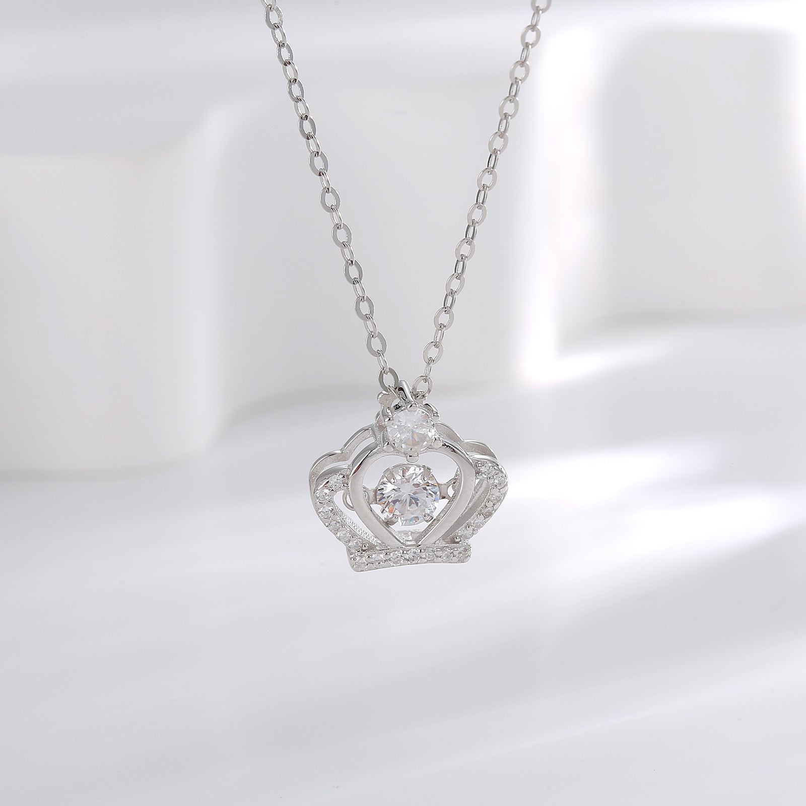 Damen Halskette mit funkelndem Kronenanhänger und Zirkonia Shop Nory