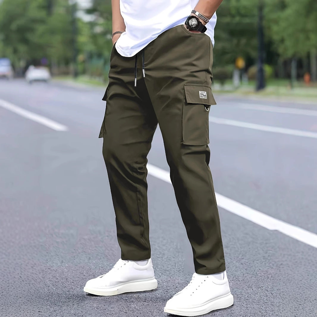 Herren Slim‑Tapered Cargo‑Jogginghose mit Tunnelzugbund, Klappentaschen und Metallringdetail Shop Nory
