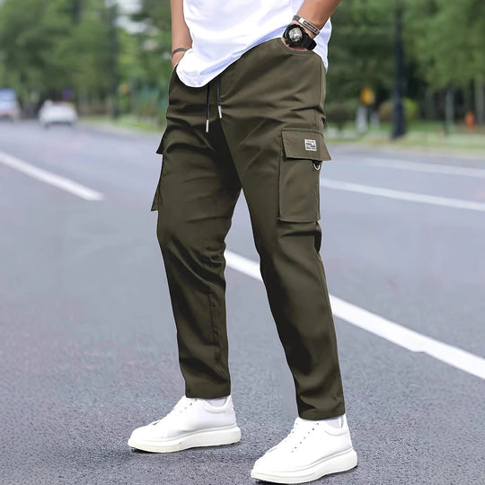 Herren Slim‑Tapered Cargo‑Jogginghose mit Tunnelzugbund, Klappentaschen und Metallringdetail Shop Nory