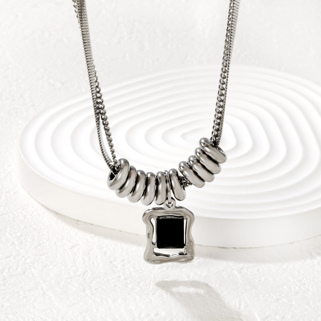 Damen Halskette mit stylischem schwarzen Anhänger und elegantem Gliederdesign Shop Nory