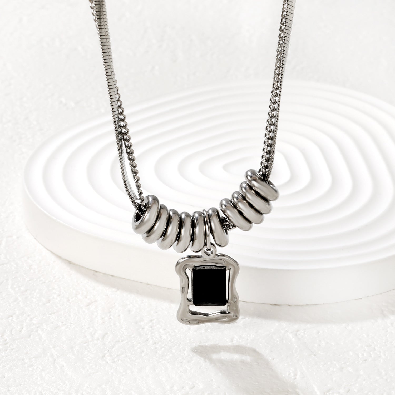 Damen Halskette mit stylischem schwarzen Anhänger und elegantem Gliederdesign Shop Nory