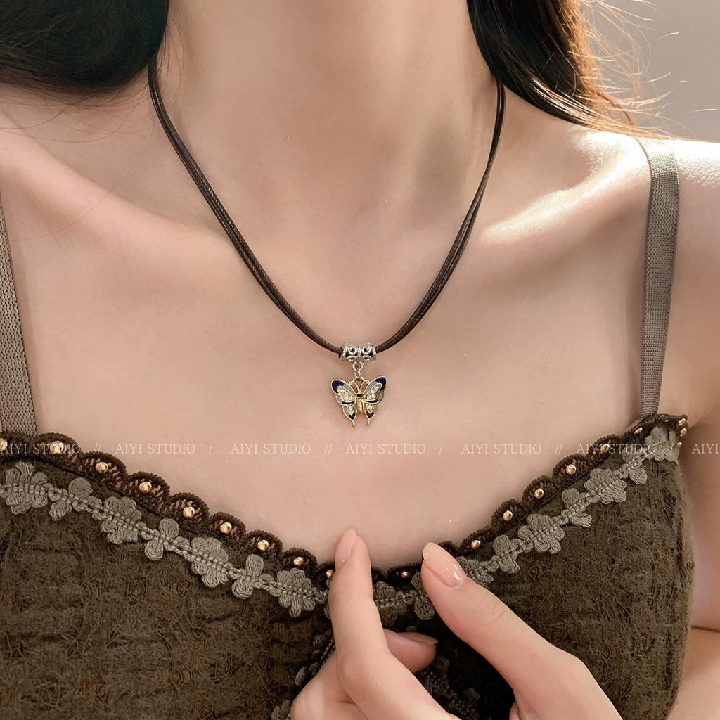 Damen Halskette mit filigranem Schmetterlingsanhänger und hochwertiger Lederkordel Shop Nory