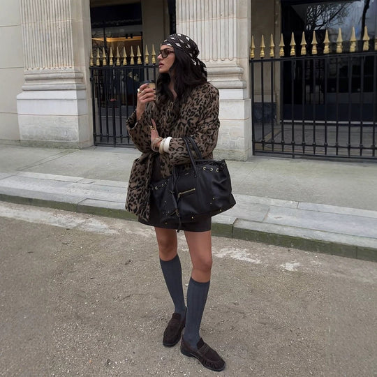 Damen Kurz geschnittener Kunstpelzmantel mit Leopardmuster und kastiger Silhouette Shop Nory