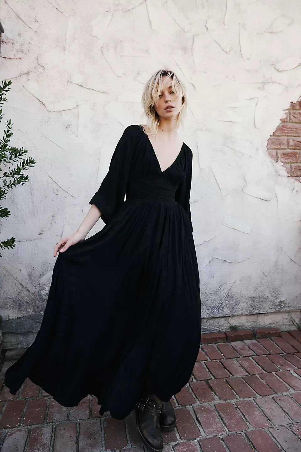 Damen luftiges Maxikleid mit tiefem V-Ausschnitt und praktischen Taschen