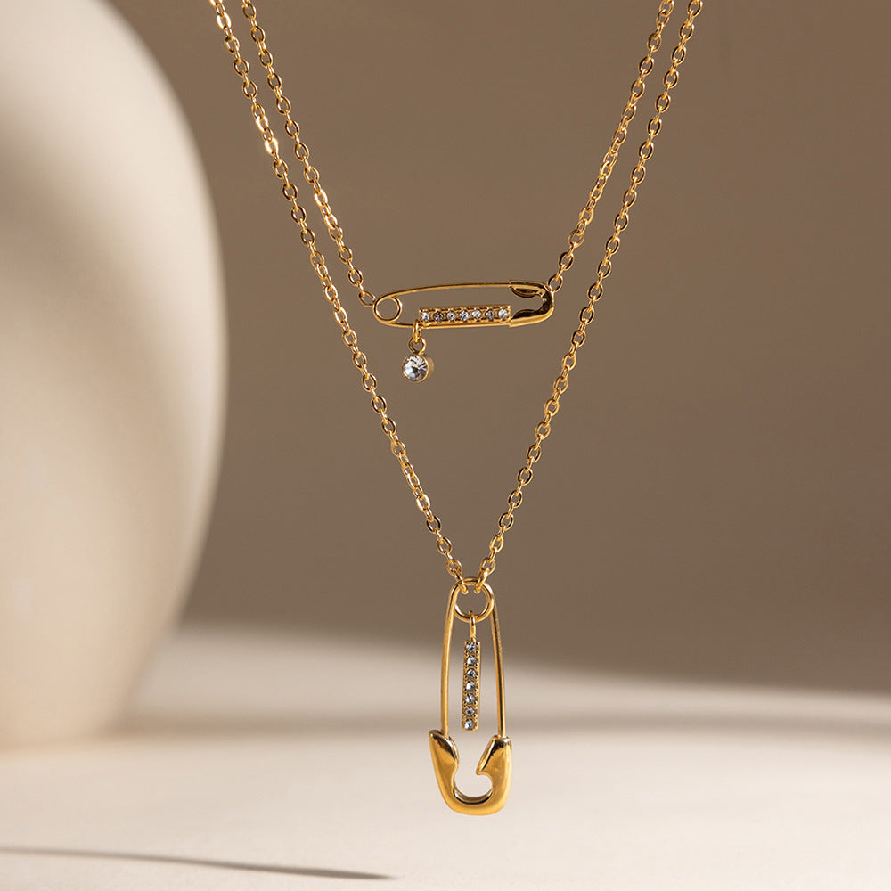 Damen Halskette mit funkelndem Sicherheitsnadelsymbol aus hypoallergenem Edelstahl Shop Nory