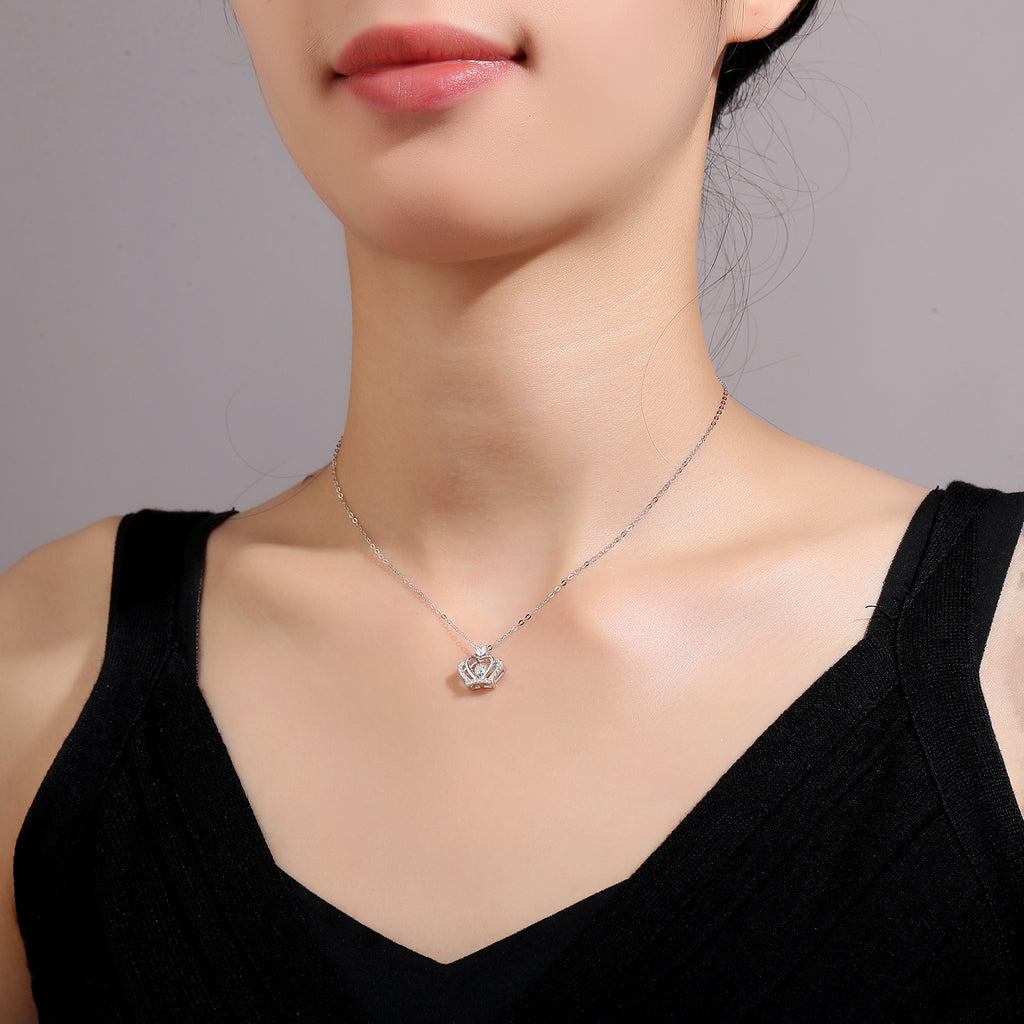 Damen Halskette mit funkelndem Kronenanhänger und Zirkonia Shop Nory