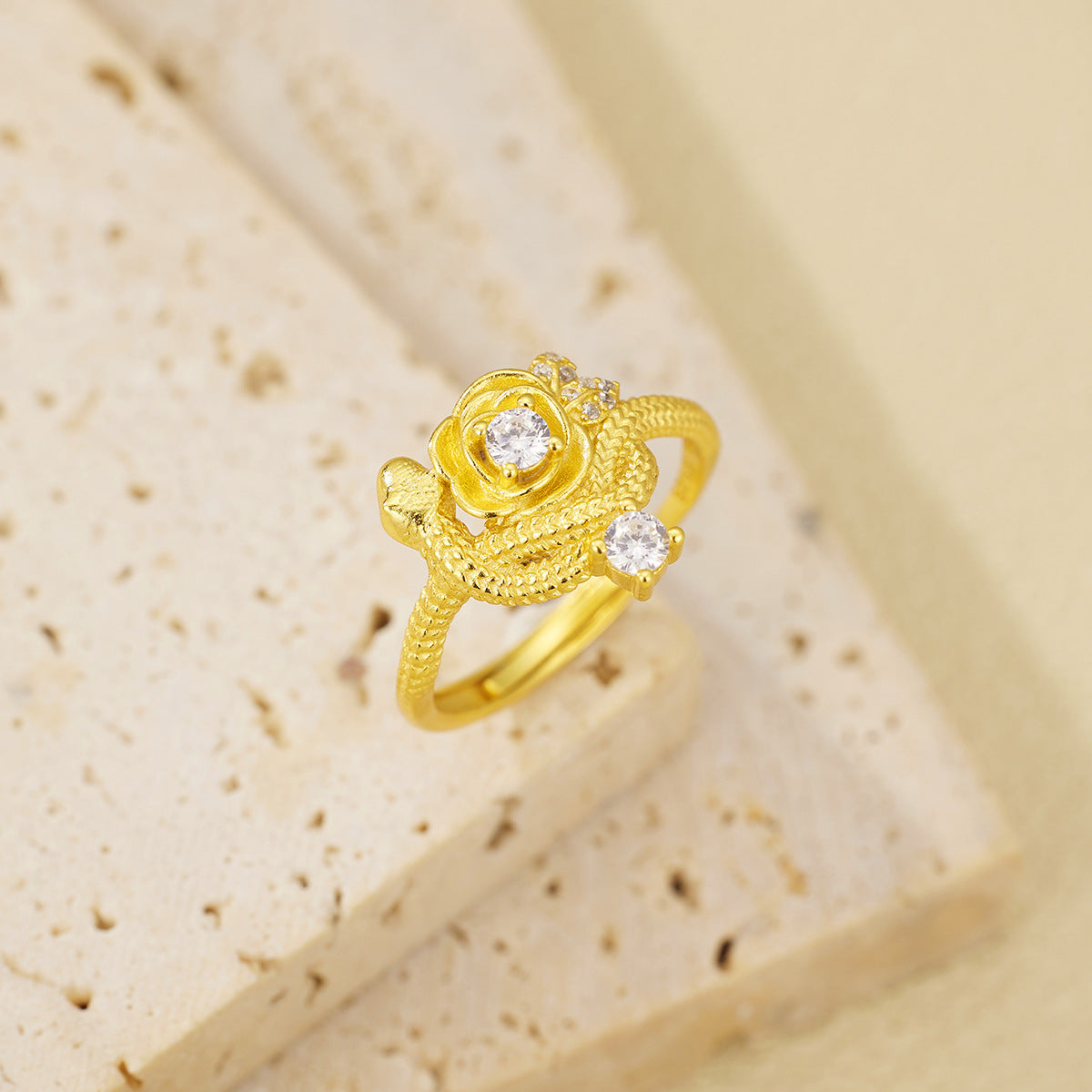 Damen Ring mit kunstvollem Rosendesign und funkelnden Kristallen Shop Nory