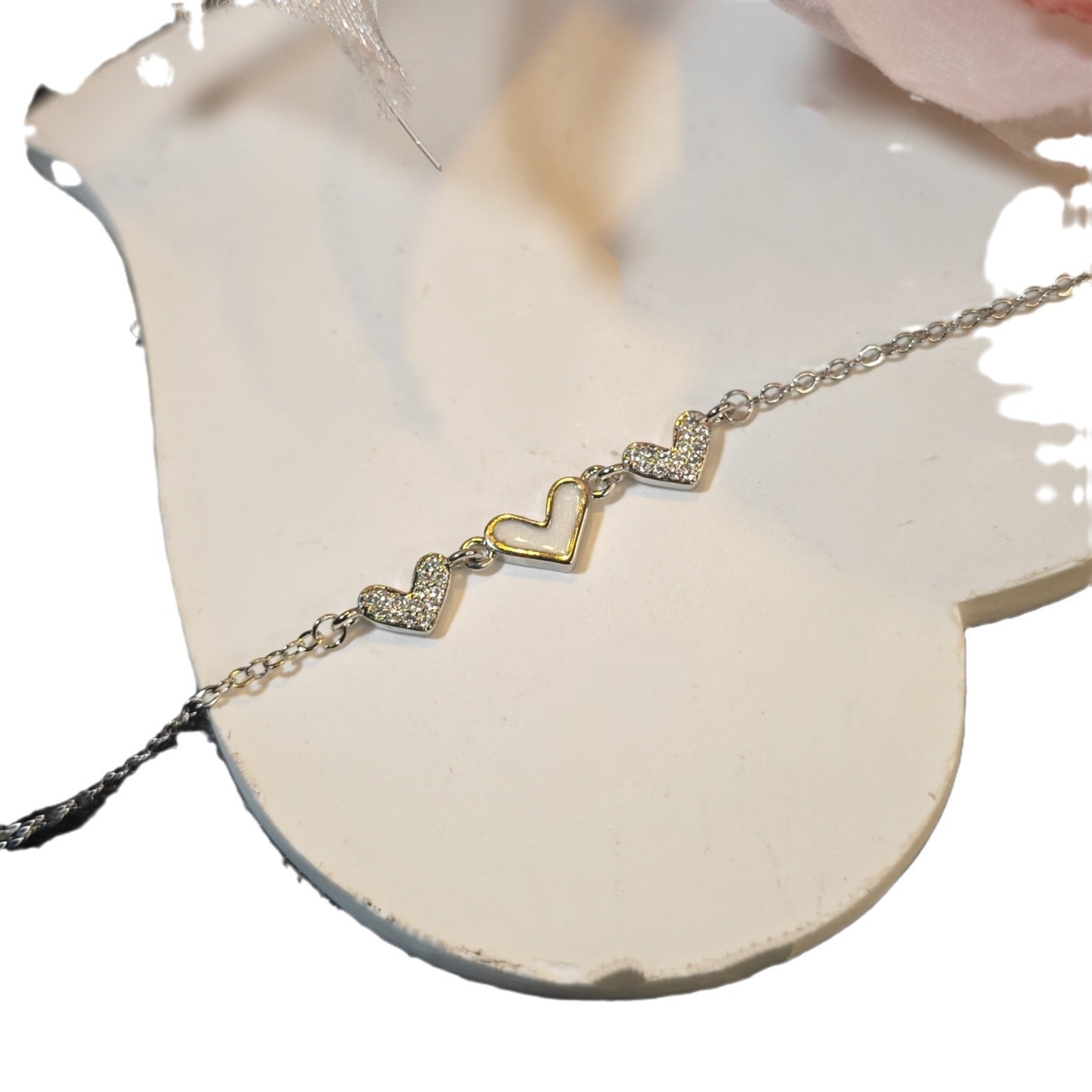 Damen Armband mit filigranem Herzdesign und funkelnden Zirkonia Shop Nory