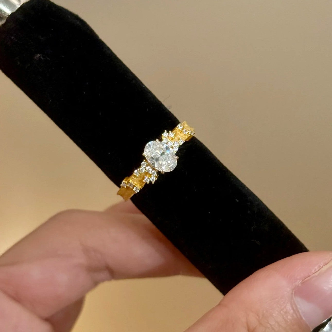 Damen eleganter Ring mit funkelnden Zirkonia-Steinen Shop Nory