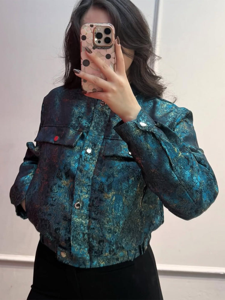 Damen Kurze Jacke im Metallic-Jacquard mit Druckknopf-Leiste und Pattentaschen Shop Nory