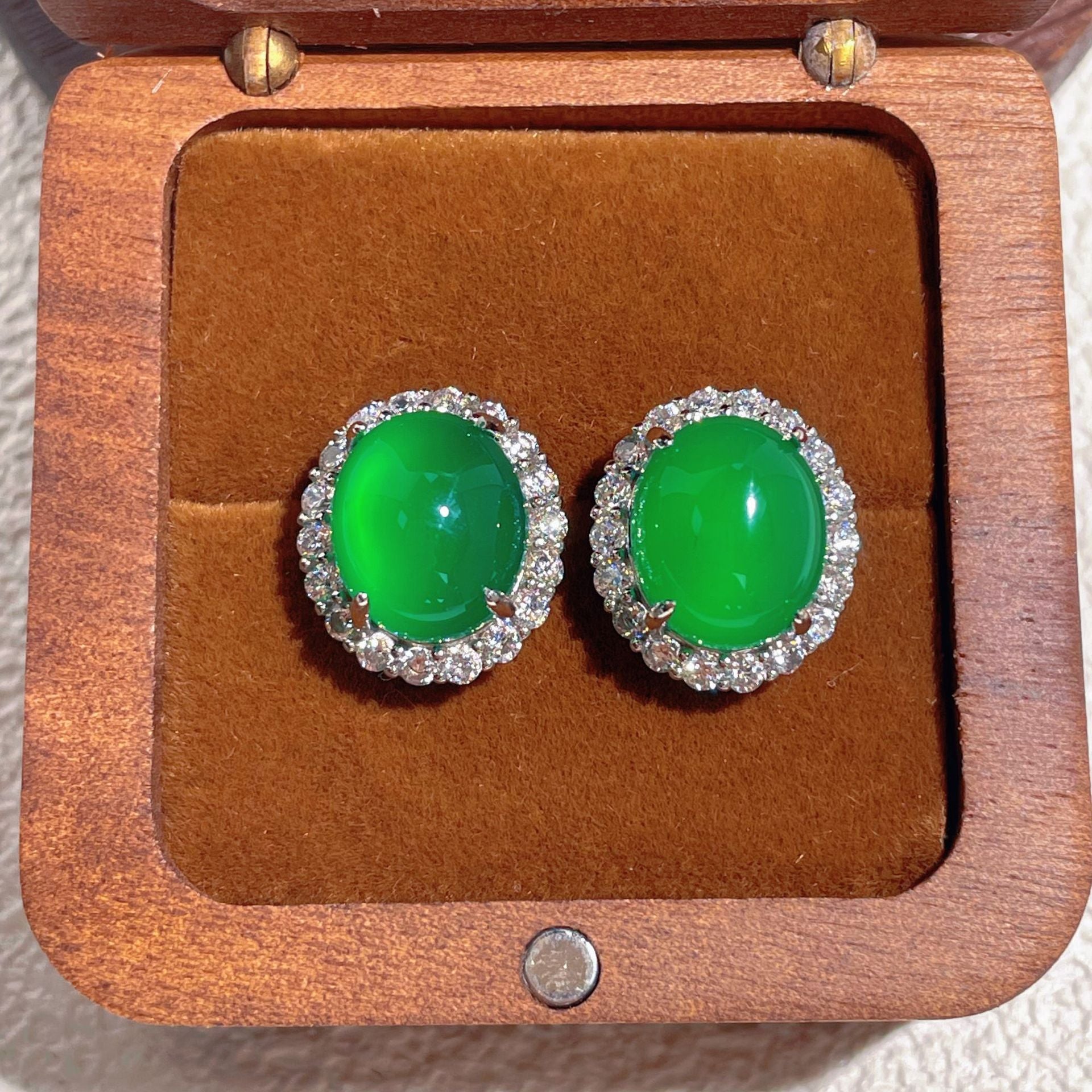 Damen Ohrringe mit ovalem Jadestein und funkelndem Zirkonia-Rahmen Shop Nory