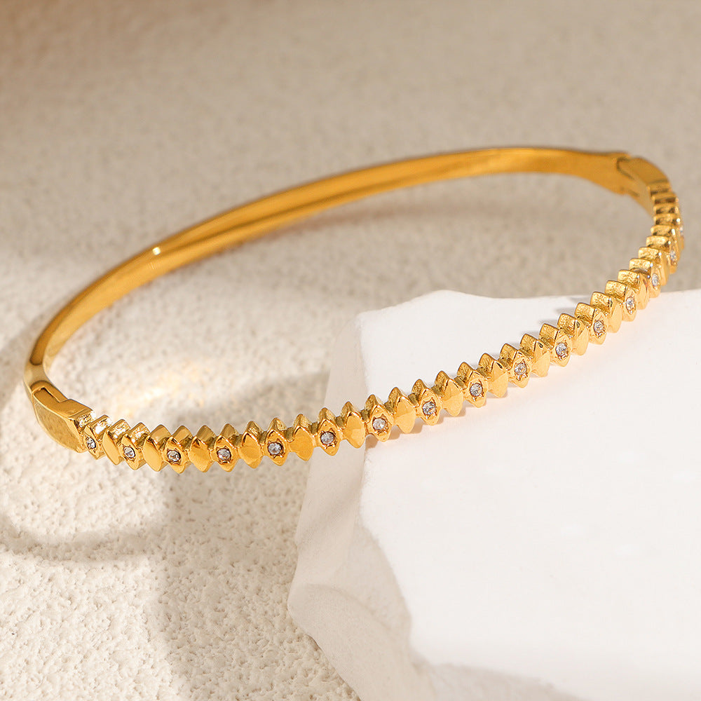 Damen Armreif mit funkelnden Zirkonia und strukturiertem Design Shop Nory