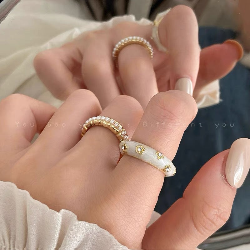 Damen Ring mit filigranem Perlendesign und elegantem Goldfinish Shop Nory