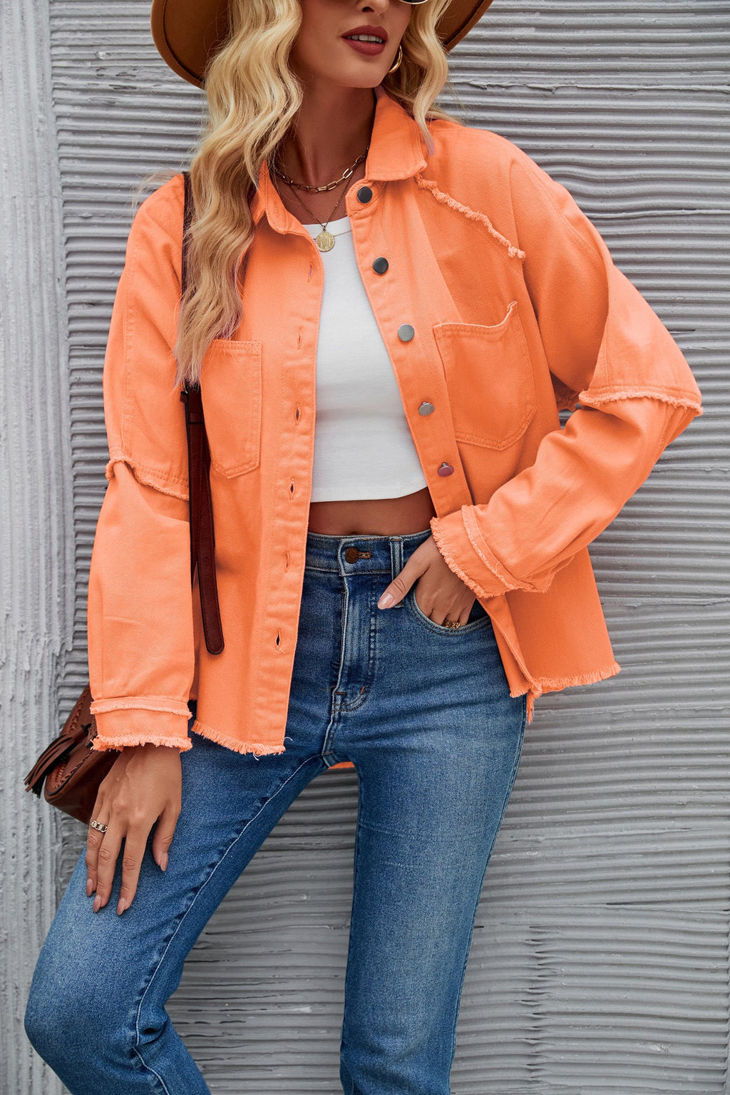 Damen Denimjacke mit lässigem Schnitt und fransigen Details