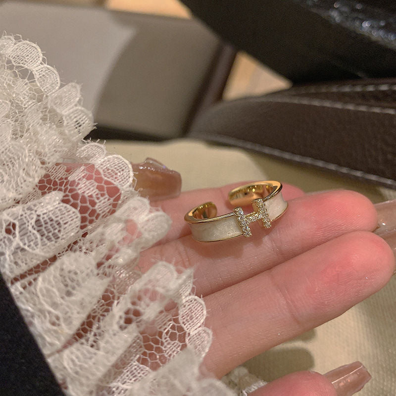 Damen Ring mit funkelndem H-Anhänger und elegantem Design Shop Nory