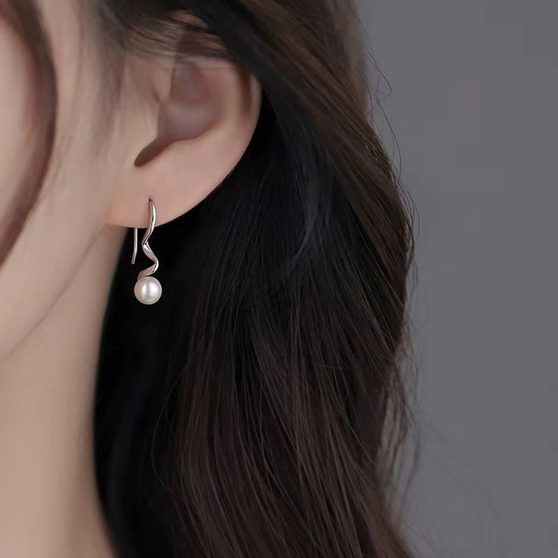 Damen Ohrringe mit elegantem Wellen-Design und schimmernden Perlen Shop Nory