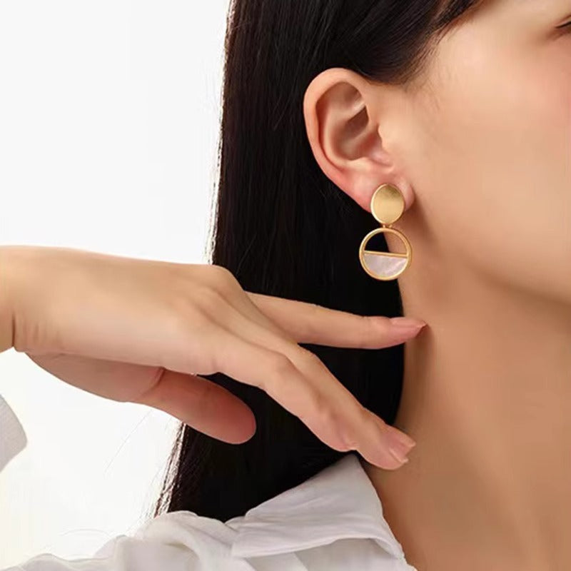 Damen Ohrringe mit modernem, geometrischem Design und edler Muschelverzierung Shop Nory