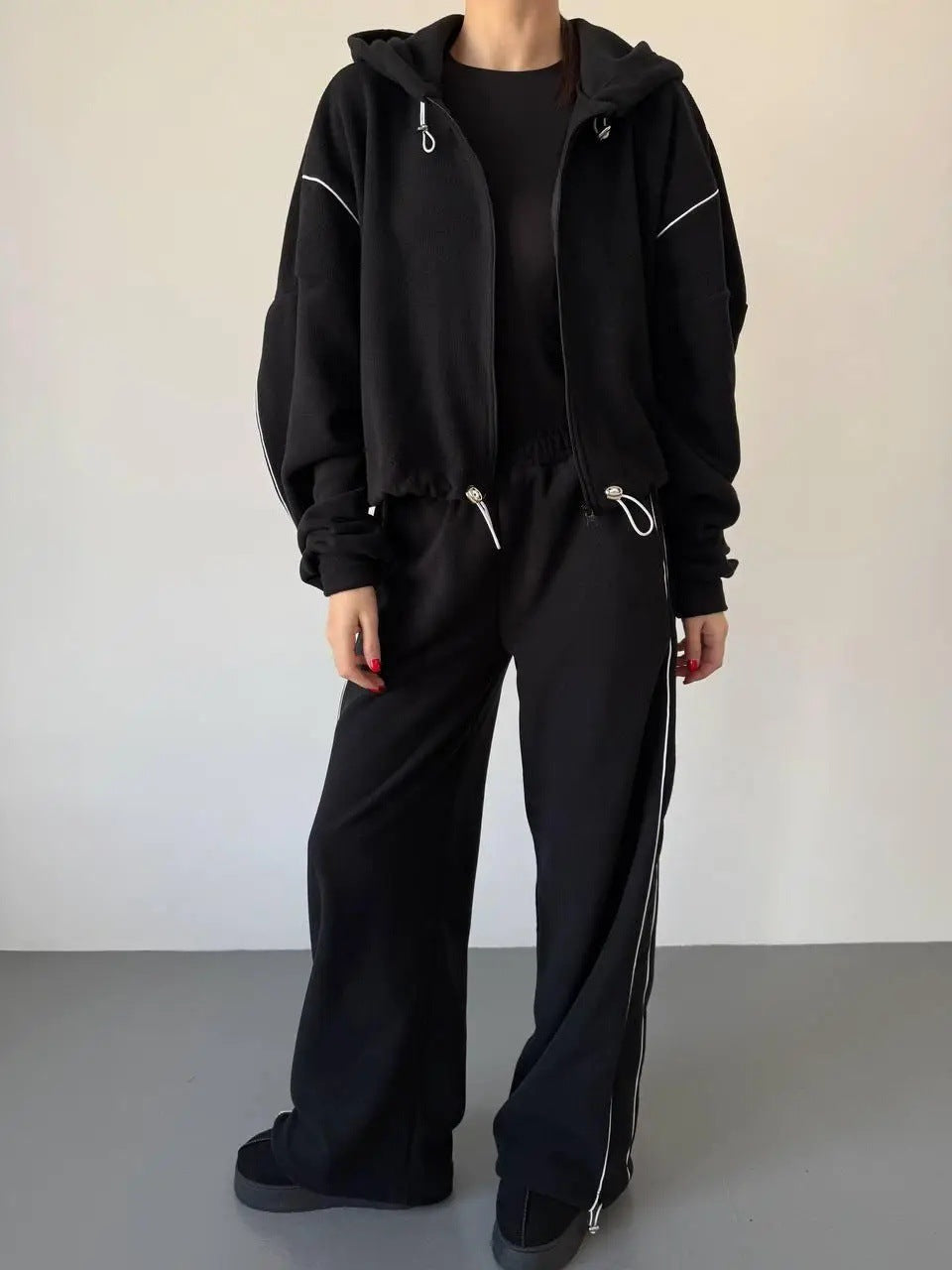 Damen gekürztes Zip-Hoodie mit Tunnelzug und hochgeschnittener weiter Fleece-Loungehose Shop Nory