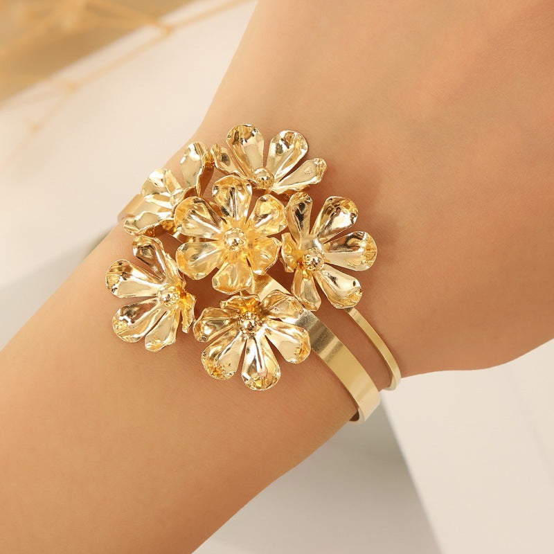 Damen Offener Armreif mit elegant geschwungenem Design Shop Nory