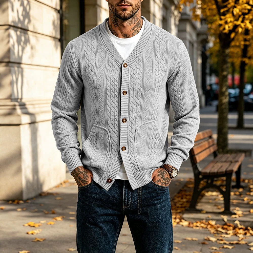 Herren Gestrickte Strickjacke mit Zopfmuster, V‑Ausschnitt und aufgesetzten Taschen Shop Nory