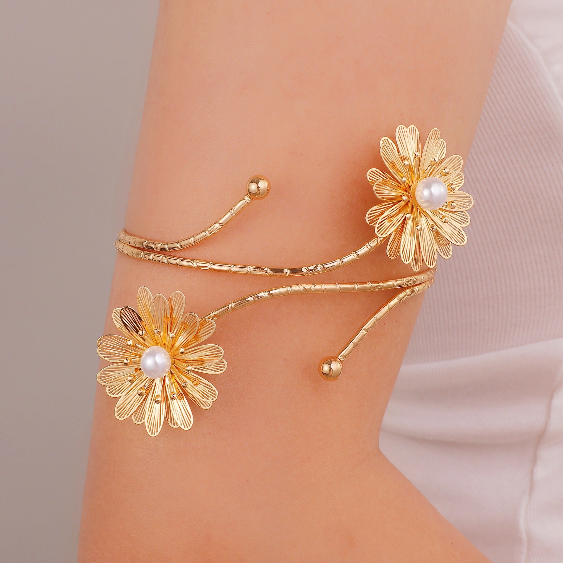 Damen Offener Armreif mit floralen Akzenten Shop Nory