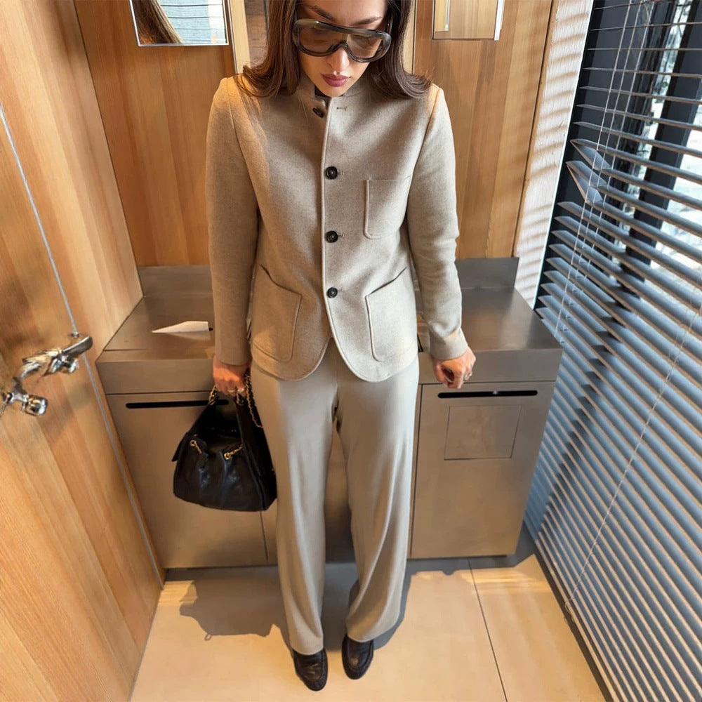 Damen Taillierte Jackenblazer aus Woll-Mix mit Stehkragen, geschwungener Saum und aufgesetzten Taschen Shop Nory