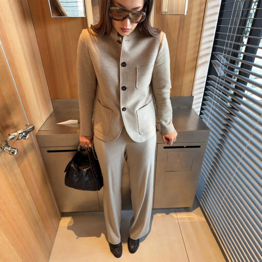 Damen Taillierte Jackenblazer aus Woll-Mix mit Stehkragen, geschwungener Saum und aufgesetzten Taschen Shop Nory