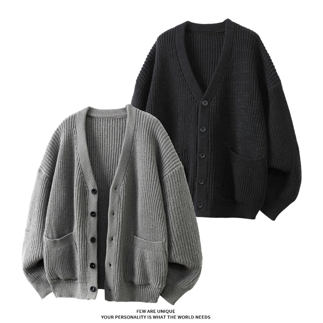 Unisex Oversize Grobstrick-Cardigan mit V-Ausschnitt, Knopfleiste und aufgesetzten Taschen Shop Nory