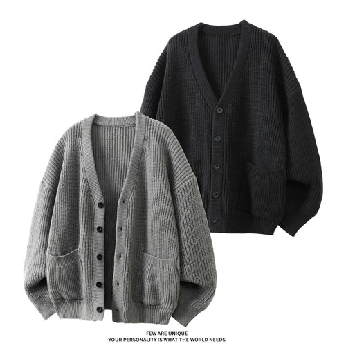 Unisex Oversize Grobstrick-Cardigan mit V-Ausschnitt, Knopfleiste und aufgesetzten Taschen Shop Nory