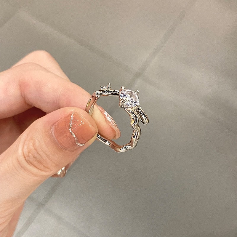 Damen kunstvoll gestalteter Ring mit glänzenden Zirkonia Shop Nory