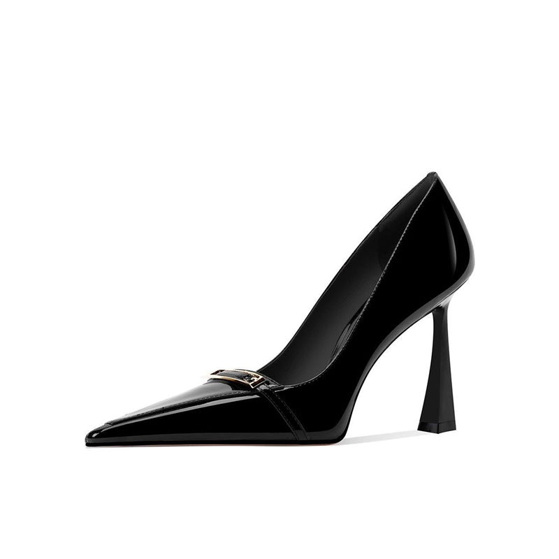 Damen Spitz zulaufende Lack‑Pumps mit skulptiertem Fersenprofil und Schmuckspange Shop Nory