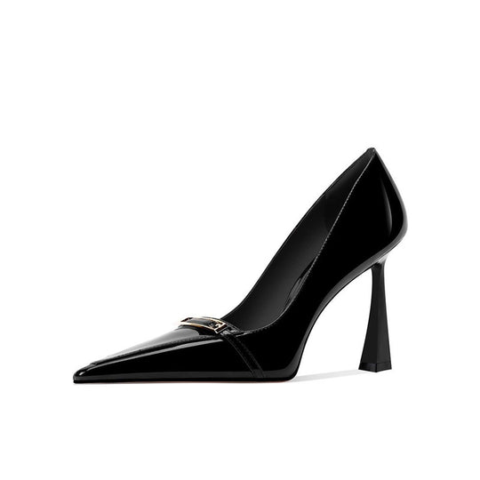 Damen Spitz zulaufende Lack‑Pumps mit skulptiertem Fersenprofil und Schmuckspange Shop Nory