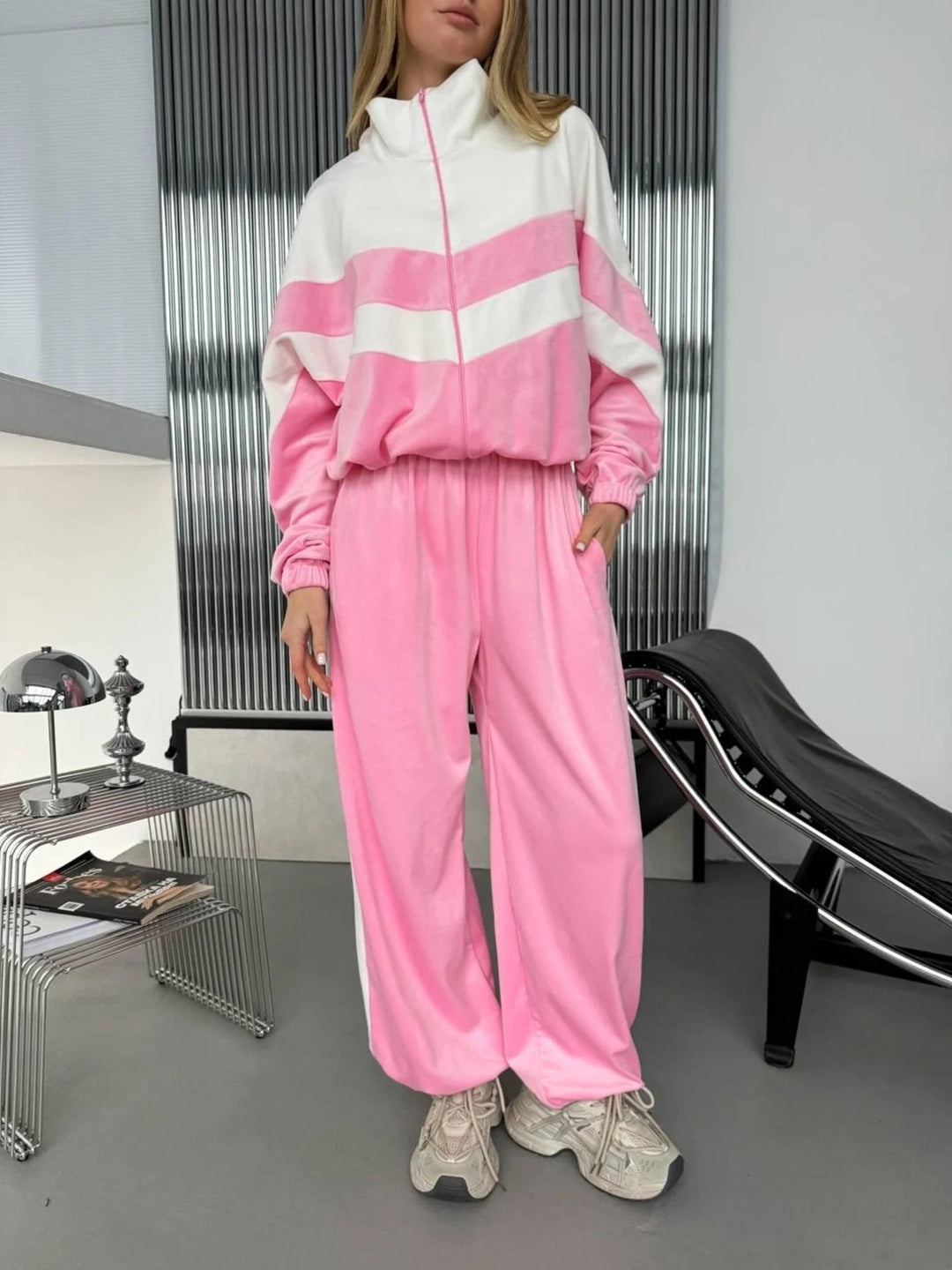 Damen Retro-inspiriertes Samt-Trackset mit Chevron-Design, Stehkragen und weiter High-Waist-Jogger Shop Nory