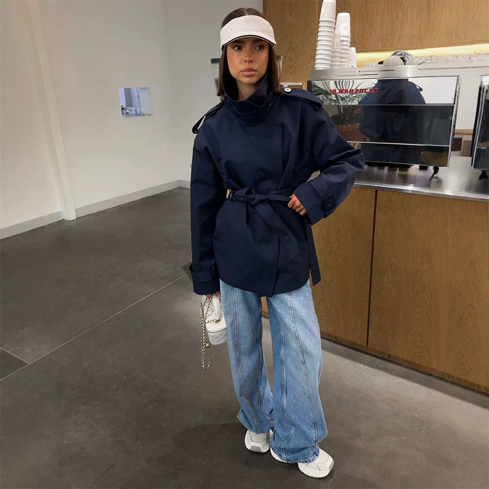 Damen Kurztrenchcoat mit Bindegürtel, hohem Stehkragen und Schulterklappen Shop Nory