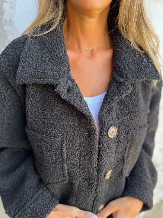 Damen nan kurze Teddyjacke mit Reverskragen, Knopfleiste und aufgesetzten Taschen Shop Nory