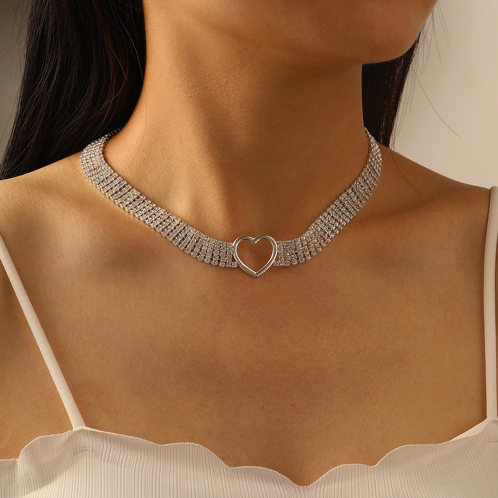 Damen Halskette mit funkelndem Herzanhänger und eleganter Gliederstruktur Shop Nory