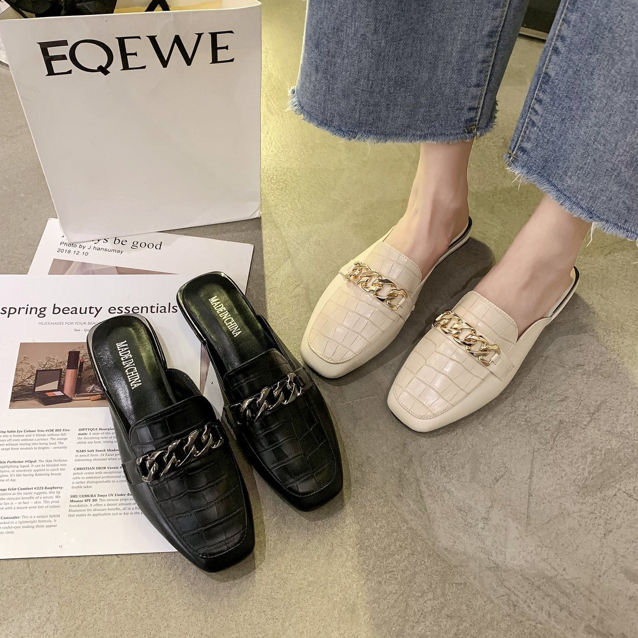 Damen Mules mit hochwertiger Kroko-Prägung und modischer Kettenapplikation