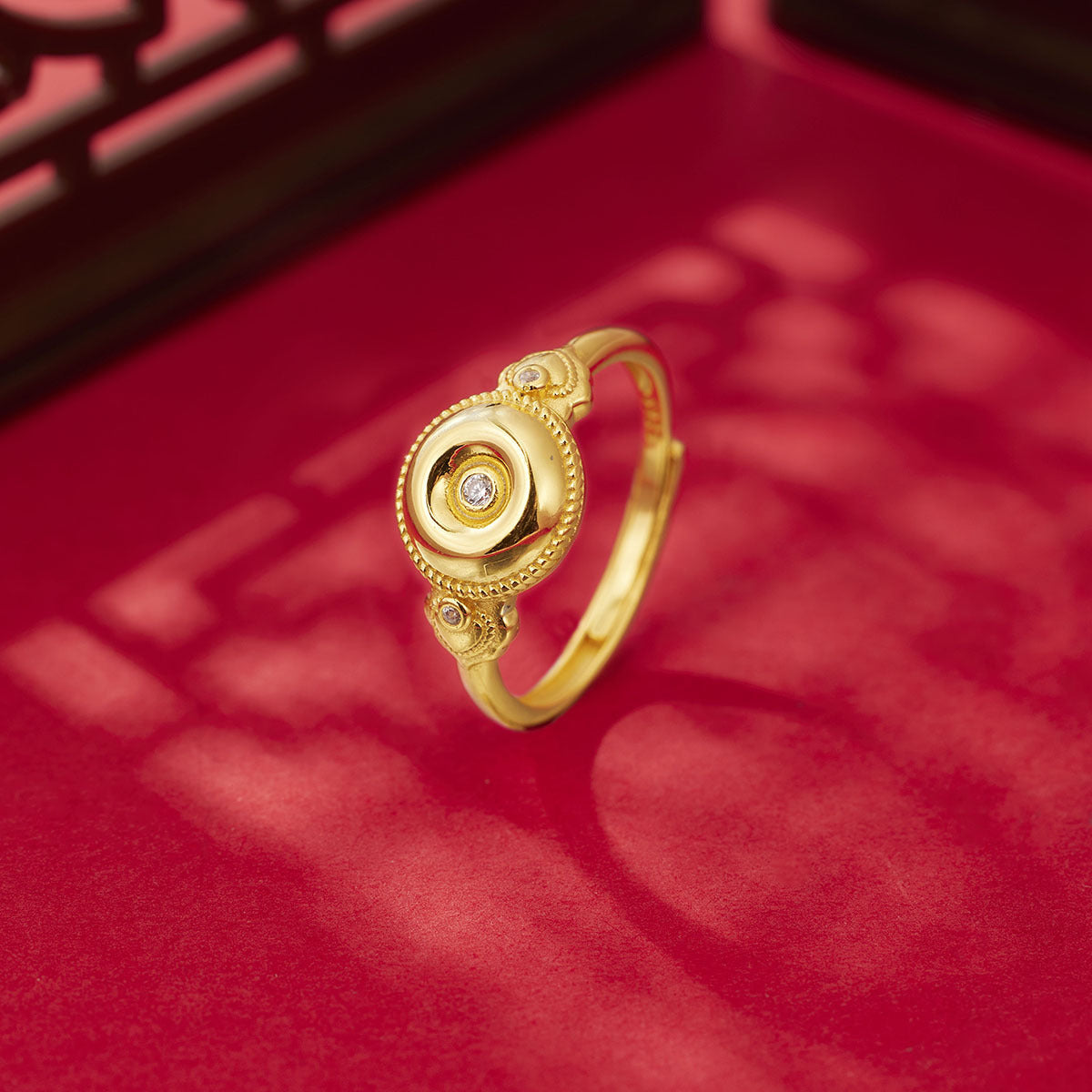 Damen eleganter Ring mit kunstvollem Reliefdesign und funkelnden Zirkonia Shop Nory