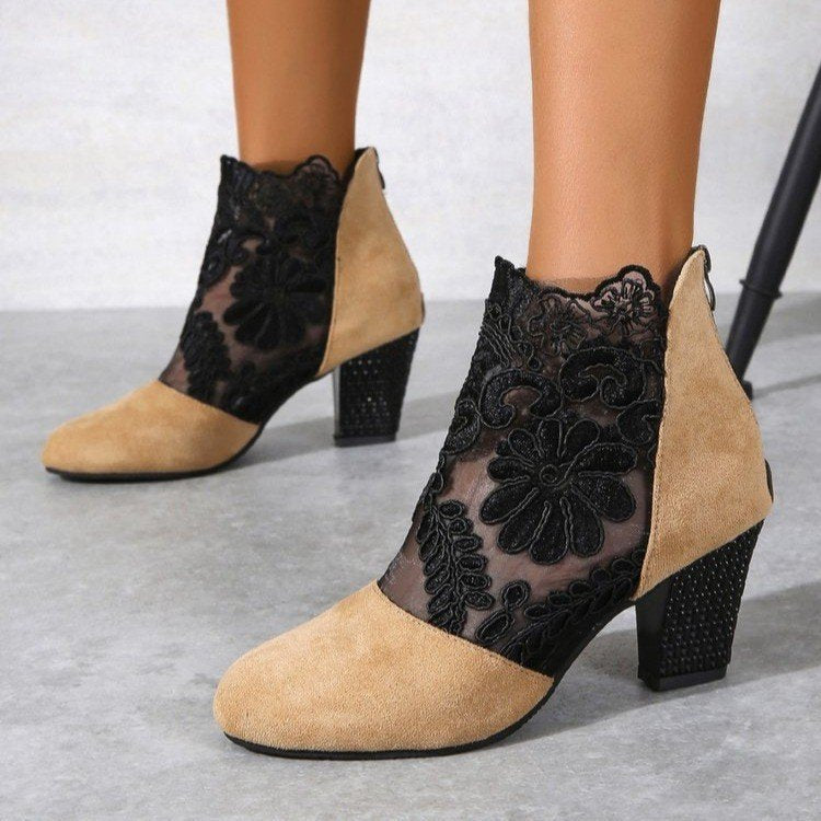Damen Stiefelette mit transparentem Blumen-Spitzeinsatz und dekorativem Blockabsatz Shop Nory