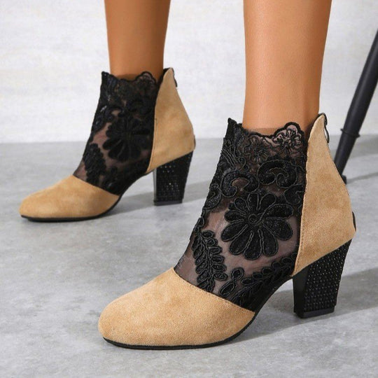 Damen Stiefelette mit transparentem Blumen-Spitzeinsatz und dekorativem Blockabsatz Shop Nory