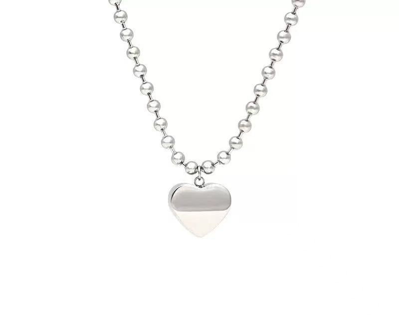 Damen Halskette mit glänzendem Herzanhänger und edlem Perlen-Design Shop Nory