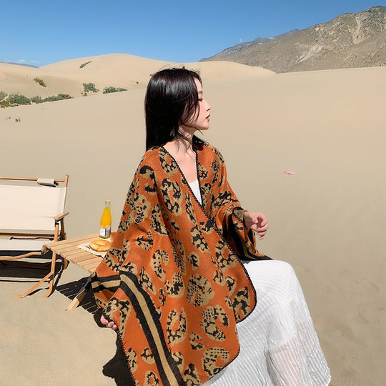 Damen Oversize‑Poncho im Strick‑Wollmix mit Leo‑Jacquard und V‑Ausschnitt Shop Nory