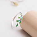 Damenring mit filigranem Blattdesign und opalisierenden Akzenten Shop Nory