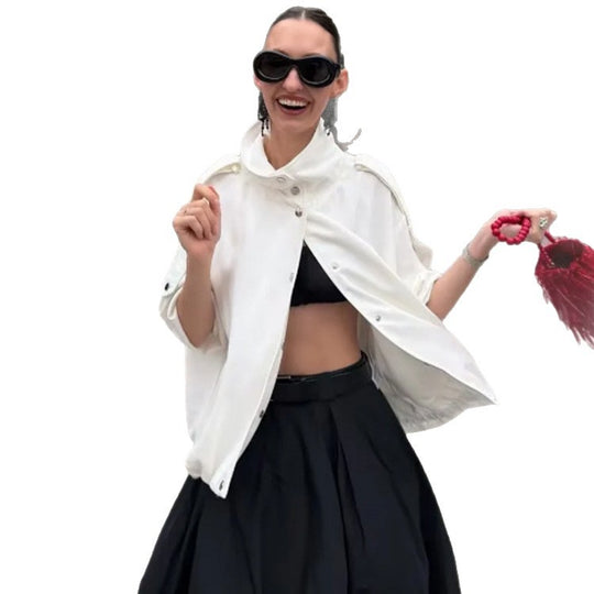 Damen Kurzes Cape-Jackett mit Stehkragen, Schulterpatten und Druckknopfverschluss Shop Nory