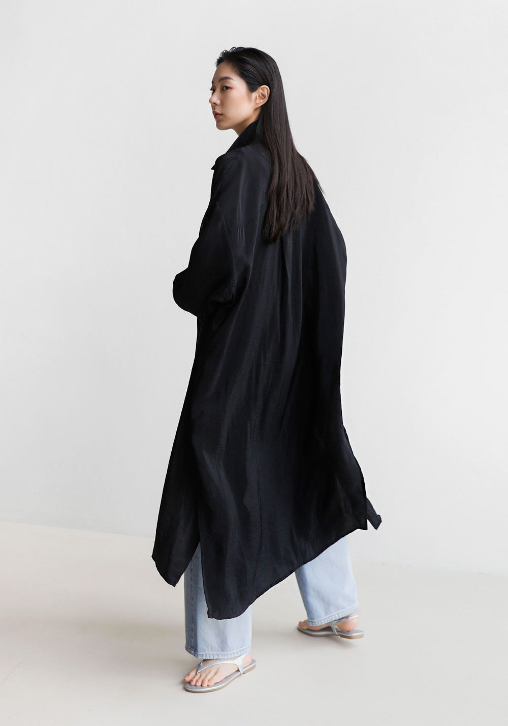 Damen Langer Satin‑Effekt Duster mit Stehkragen, Oversize‑Schnitt und tiefen Seitenschlitzen Shop Nory