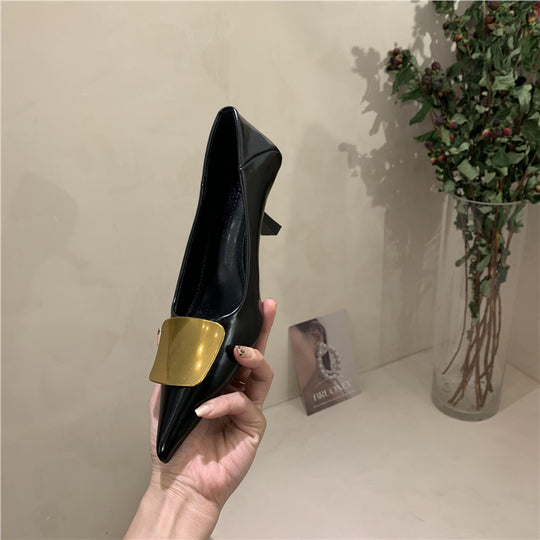 Damen Elegante spitz zulaufende Pumps mit goldener Zierplatte und geformtem Kittenabsatz Shop Nory