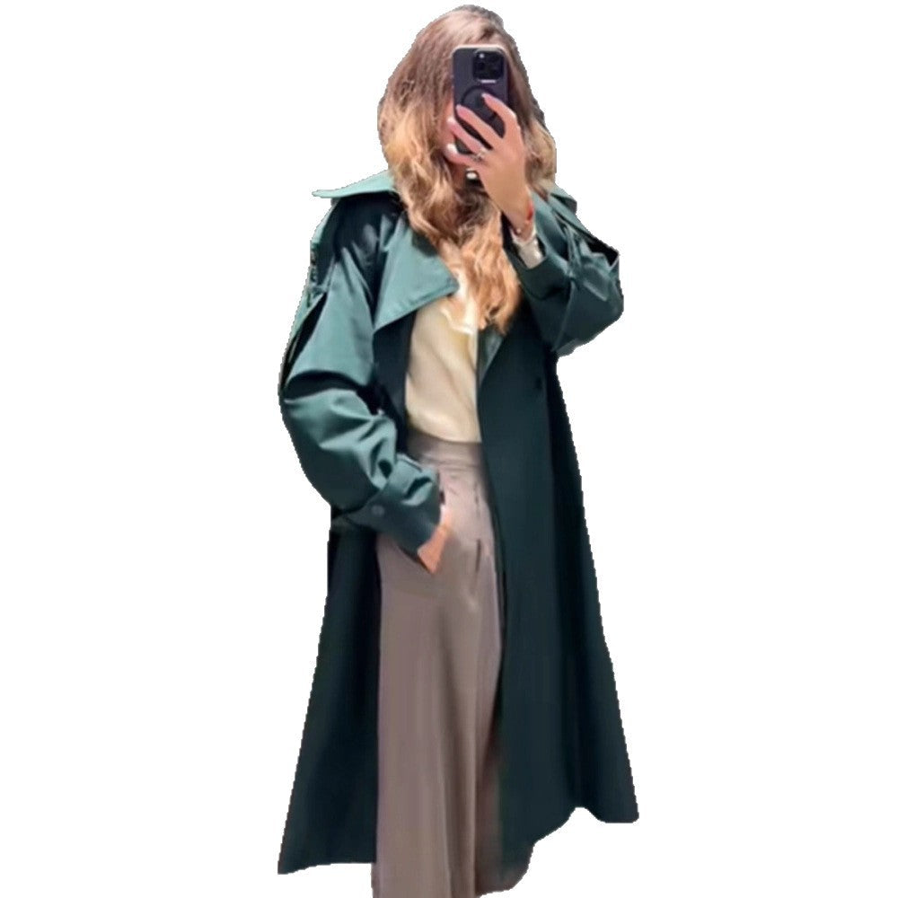 Damen Trenchcoat mit modernen Details und breitem Revers