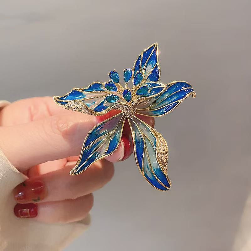 Filigrane Emaillierte Ahornblatt-Brosche mit Zirkonia
